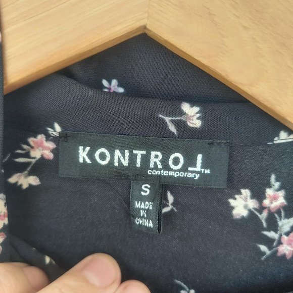 Unique Floral Blouse 3/4 Length Sleeve Button and Tie Neck Detail Size Small - Picture 6 of 8